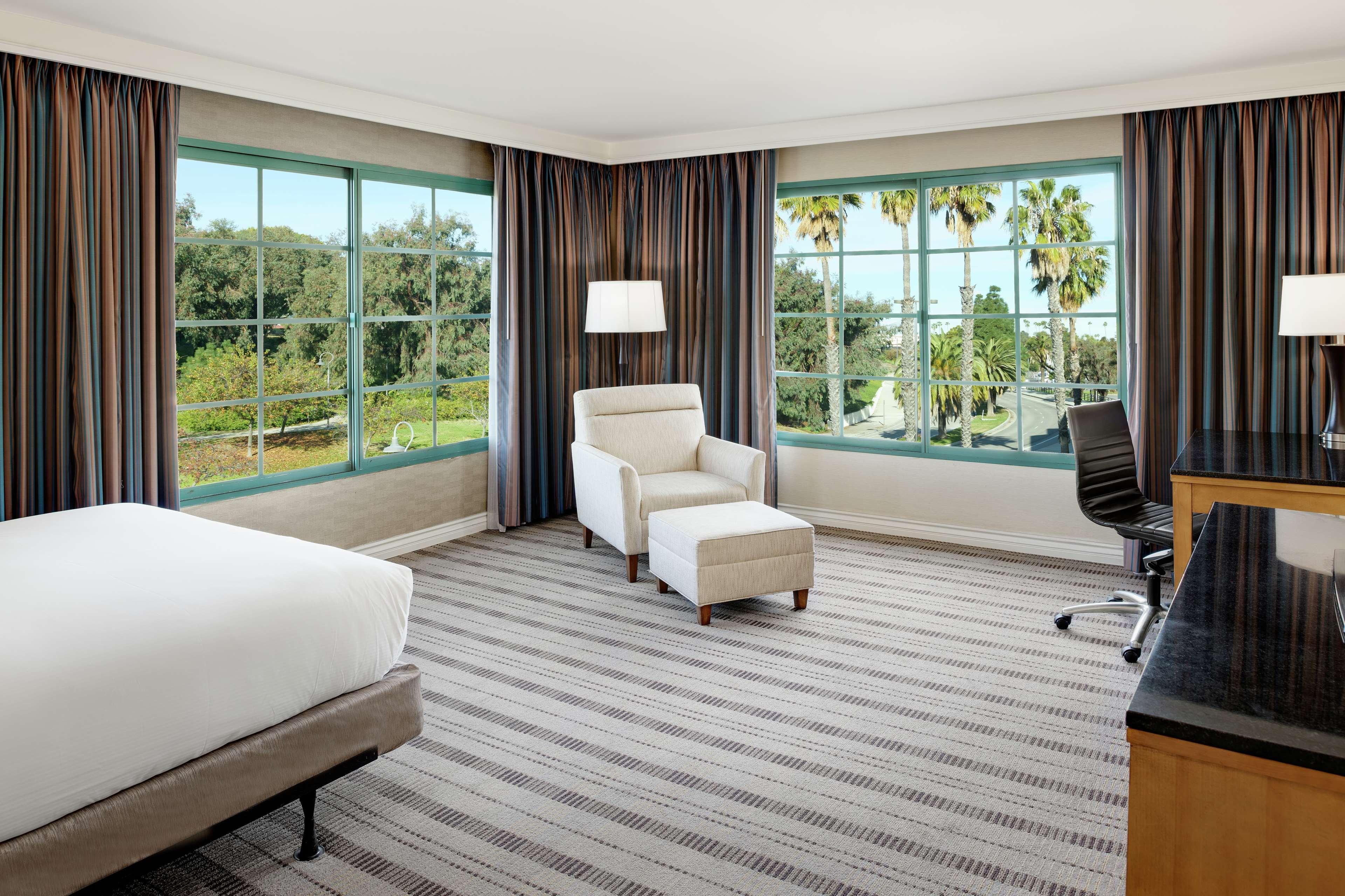 Doubletree By Hilton San Pedro Hotel Long Beach Exterior photo